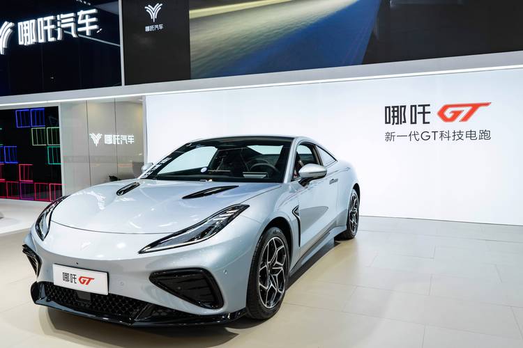 重庆316哪吒汽车在智能汽车领域的表现，领途汽车在新能源汽车市场中的影响力